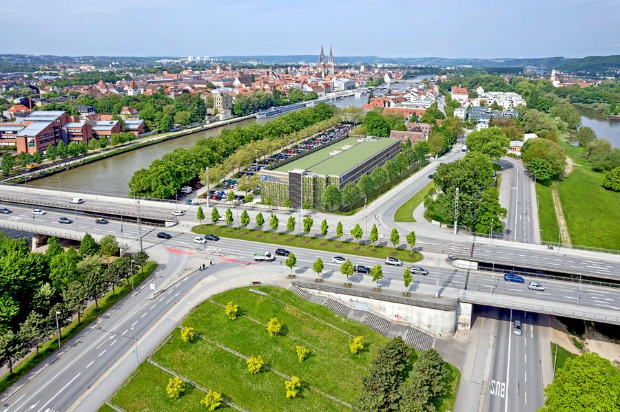 Das Bild zeigt eine Visualisierung vom Parkhaus Unterer Wöhrd, wie es von oben von der Nibelungenbrücke aus zu sehen ist.