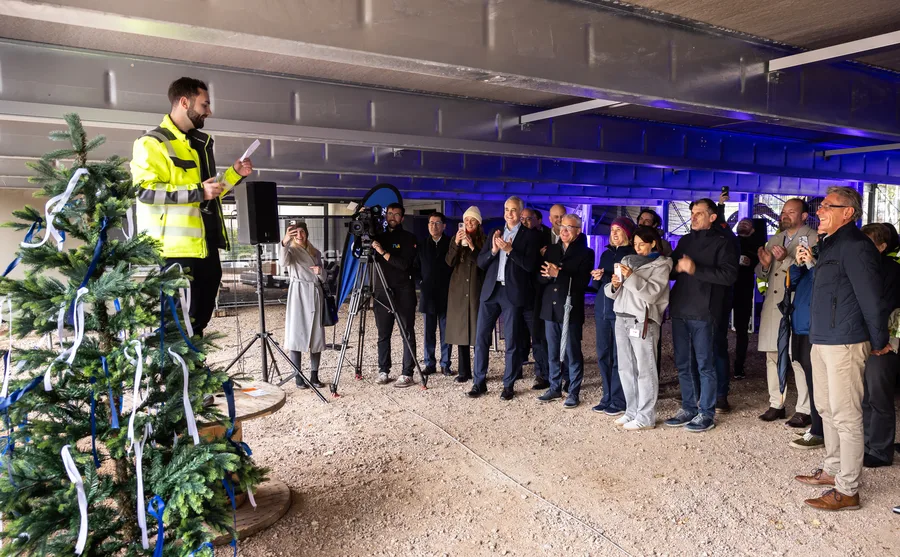 Der Bauleiter der Firma Goldbeck spricht den Richtspruch auf der Baustelle des Parkhauses Unterer Wöhrd.