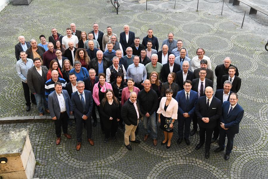 Das Bild zeigt die Gruppe der Jubilare auf dem Vorplatz des Herzogssaals in Regensburg.