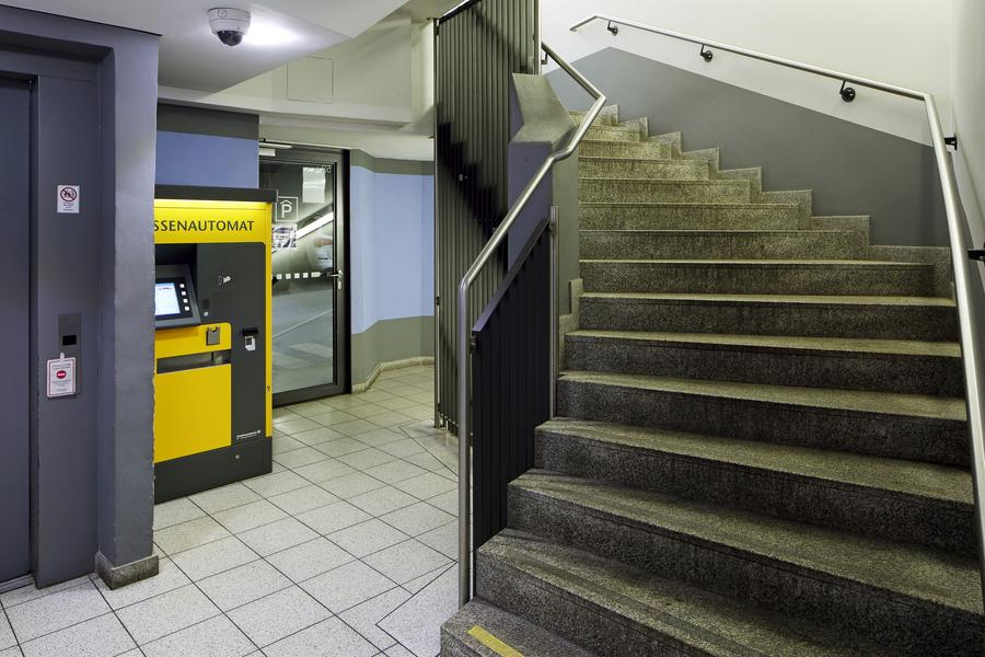 Das Treppenhaus in der Tiefgarage am Theater.