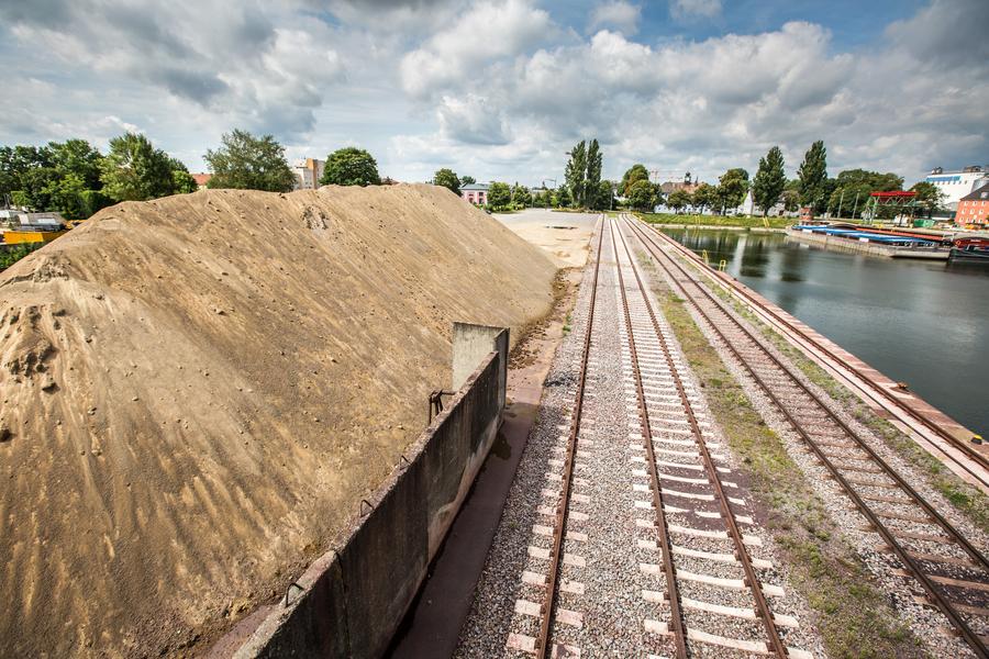 Sand lagert auf einer Freifläche im Hafen Regensburg.