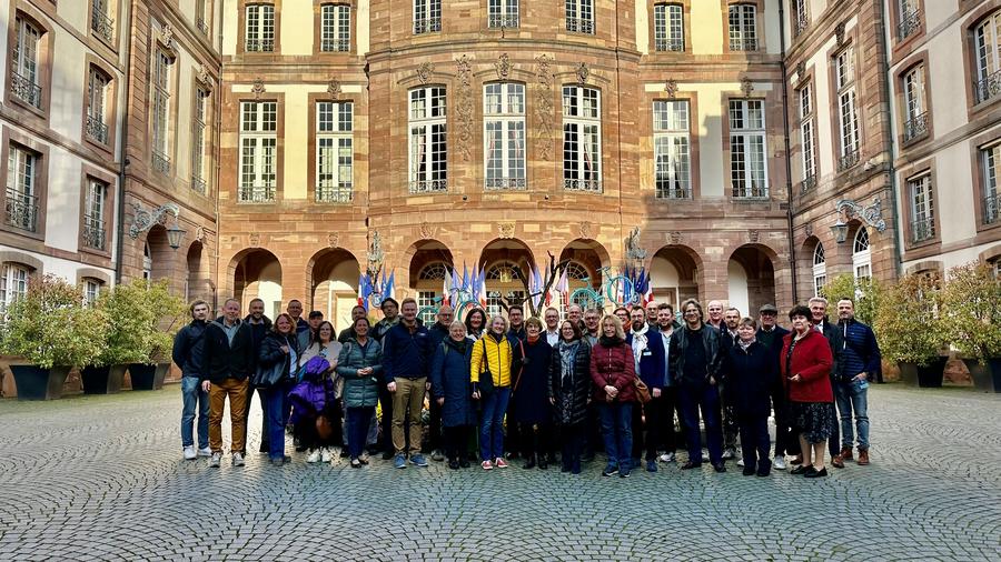 Anfang der Woche besuchte eine Gruppe bestehend aus Stadträtinnen und Stadträten, dem Stadtwerk-Aufsichtsrat, Vertreterinnen und Vertretern von Inte-ressensgruppen sowie Mitarbeiterinnen und Mitarbeitern von das Stadtwerk.Mobilität und der Stadt Regensburg im Rahmen einer dreitägigen Exkursion die Städte Strasbourg, Metz und Nancy in Frankreich. Im Hintergrund ist das Rathaus von Strasbourg zu sehen.