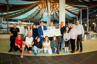 Impressionen Gewinn- und Spendenübergabe 24-Stunden-Schwimmen : Bild 4