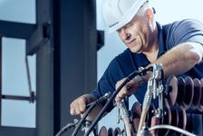 Ein Mitarbeiter der Regensburg Netz bei der Arbeit