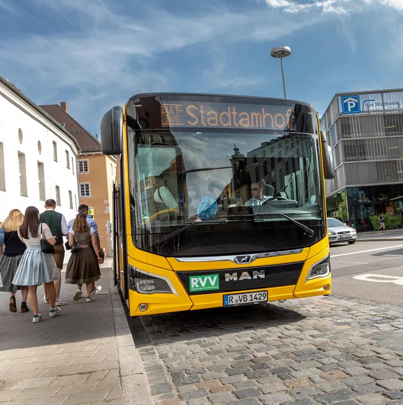 Der Dultbus bringt Fahrgäste zur Regensburger Maidult