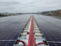 große Photovoltaikanlage auf einem Dach