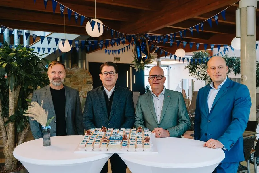 v.li. auf dem Bild: Herbert Boehmer, stellv. Leiter das Stadtwerk.Bäder, Manfred Koller, Geschäftsführer das Stadtwerk.Regensburg. Thomas Thurow, Bürgermeister Stadt Regensburg, Mathis Broelmann, kaufmännischer Leiter das Stadtwerk.Regensburg. 
