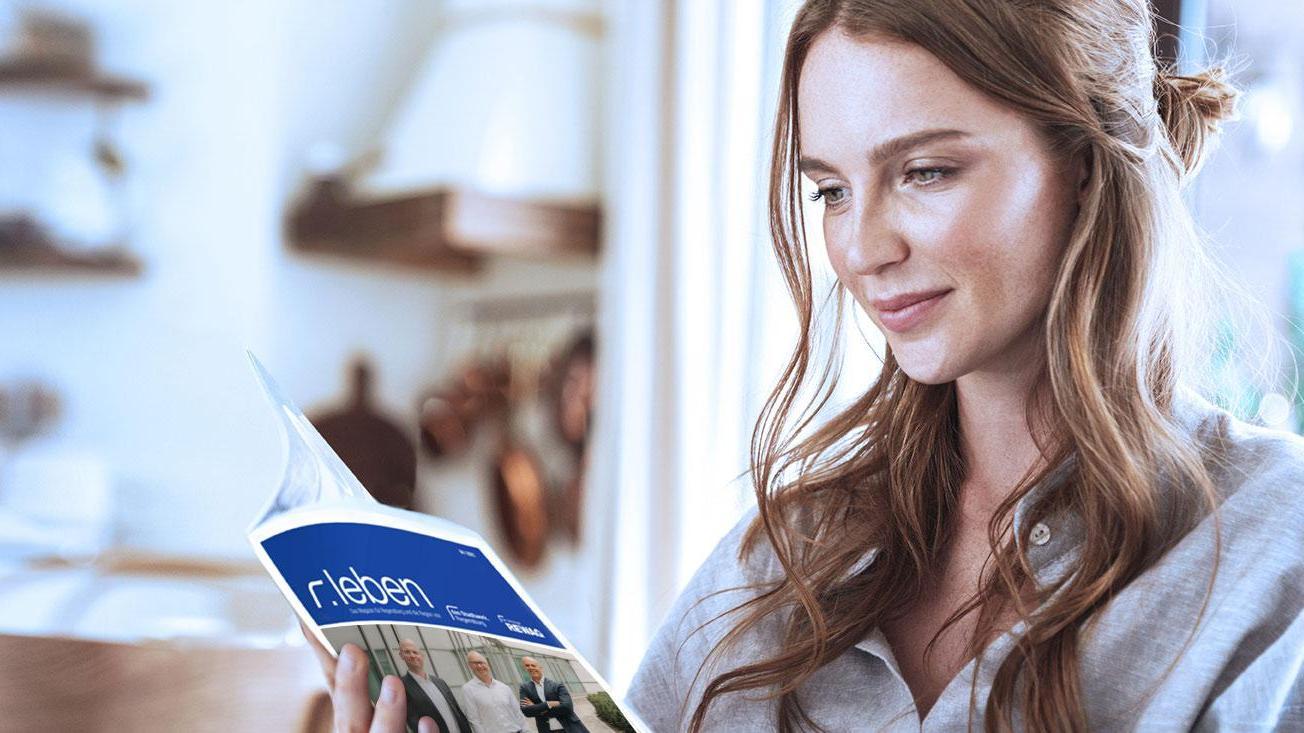 Frau ließt das Kundenmagazin r.leben