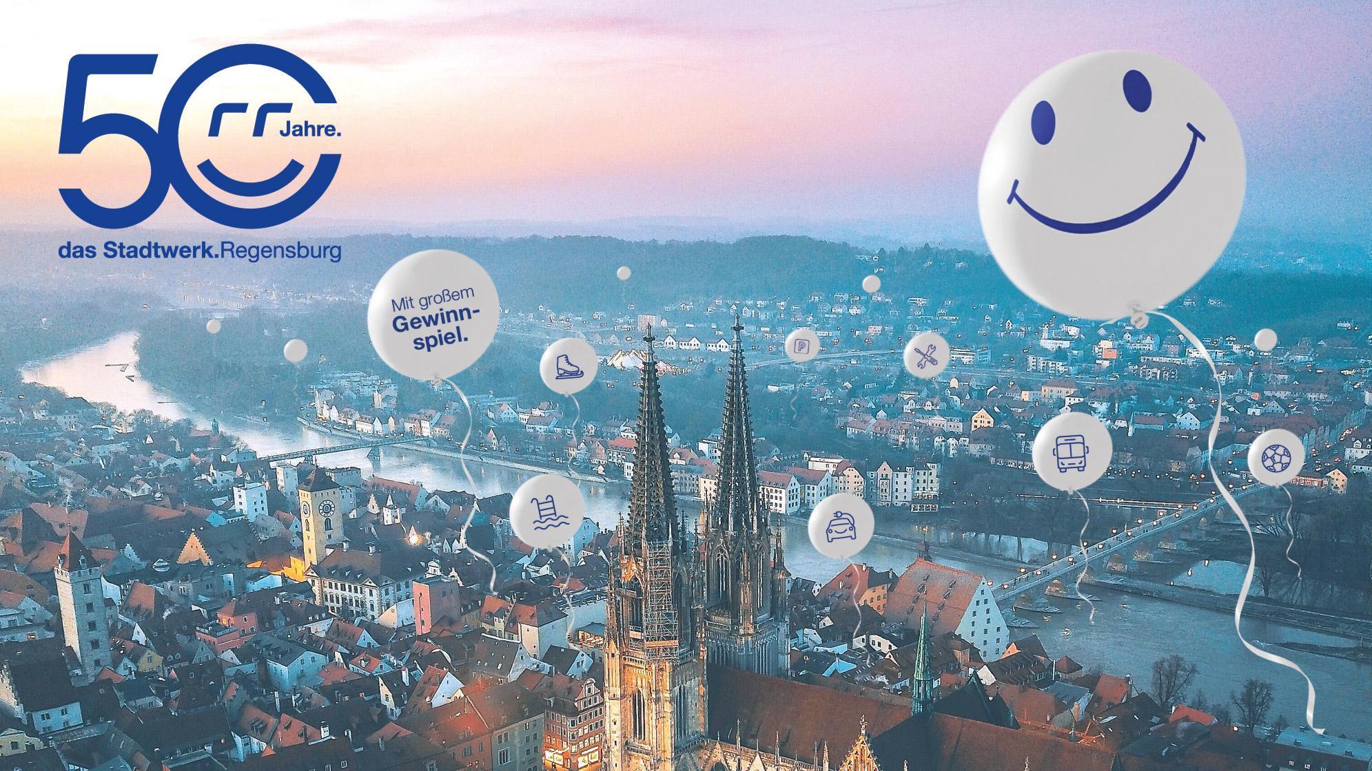 Fliegende weiße Luftballons über der Altstadt von Regensburg.
