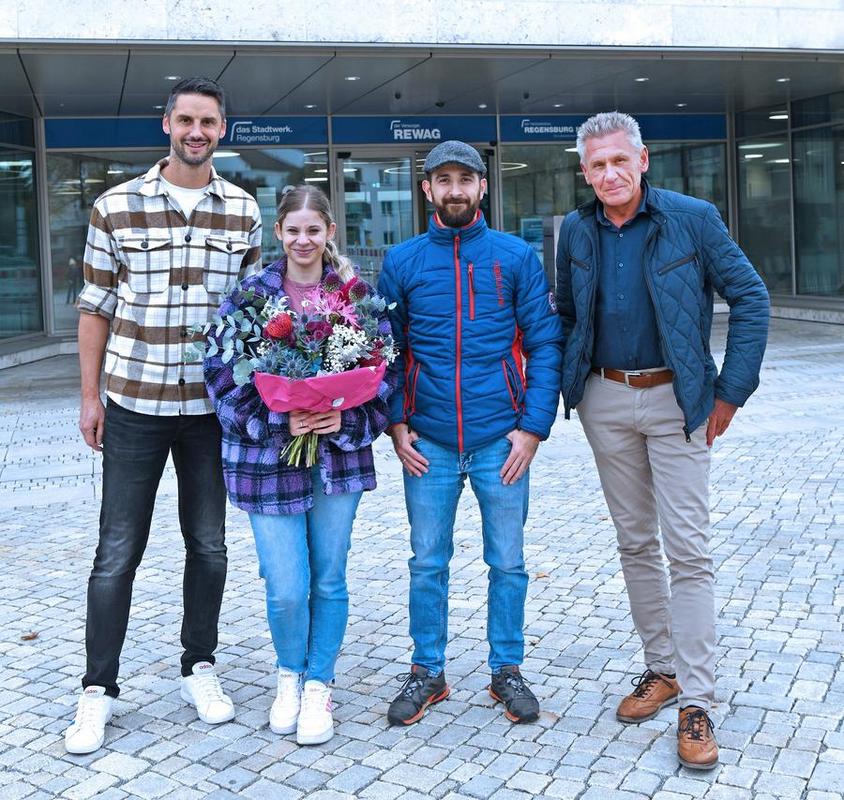Familie Beer erhielt einen Spendenscheck von Betriebsratsvertretern von das Stadtwerk.Regensburg und REWAG sowie Regensburg Netz.