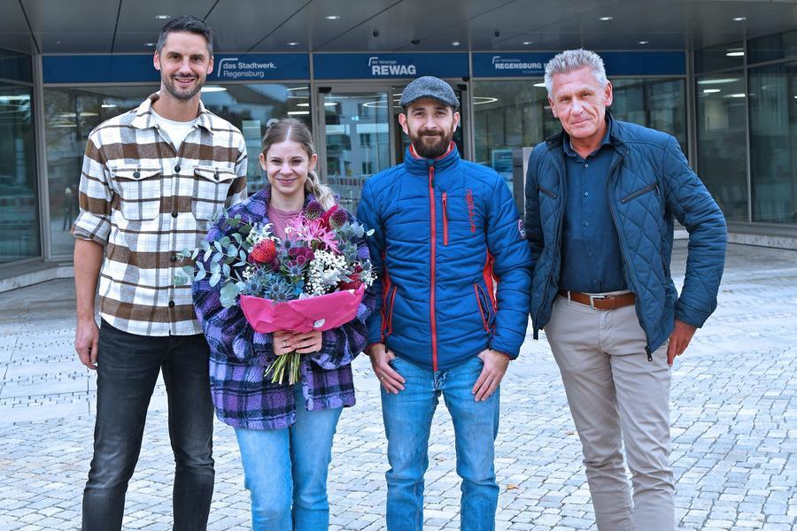 Familie Beer erhielt einen Spendenscheck von Betriebsratsvertretern von das Stadtwerk.Regensburg und REWAG sowie Regensburg Netz.