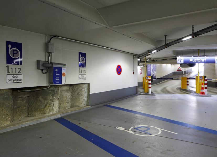 Das Bild zeigt zwei E-Ladepunkte in der Tiefgarage am Theater.