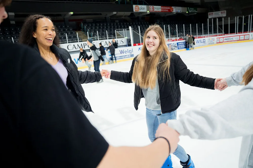 Junge Leute laufen Schlittschuh in der Donau-Arena