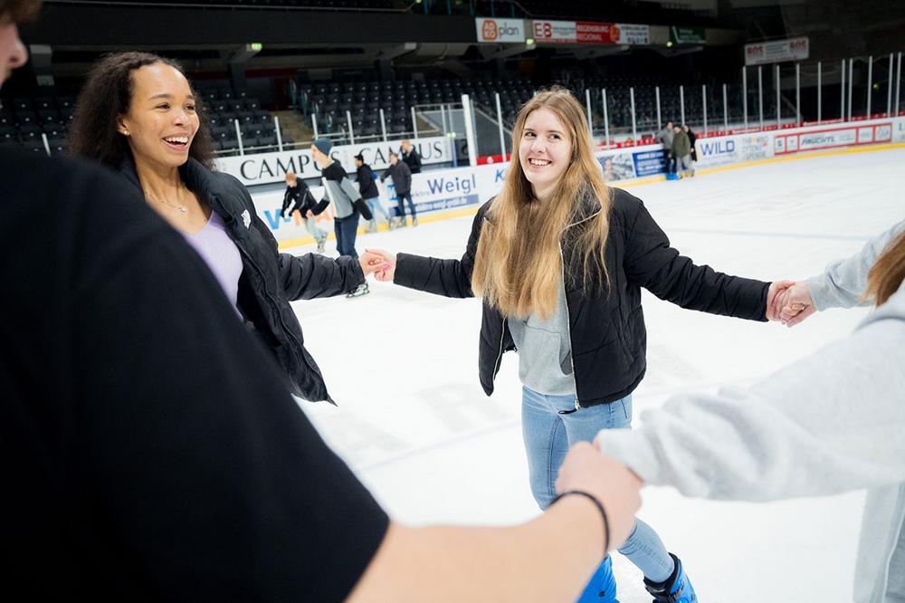Junge Leute laufen Schlittschuh in der Donau-Arena