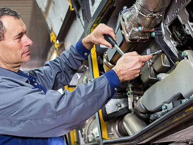 Mechaniker, der ein Fahrzeug repariert