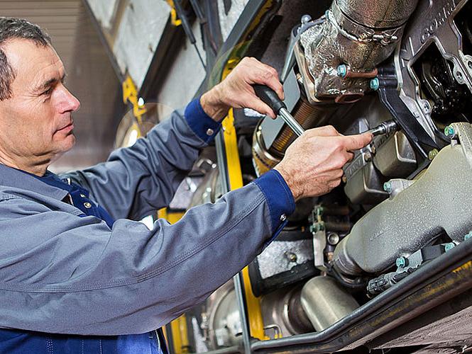 Mechaniker, der ein Fahrzeug repariert