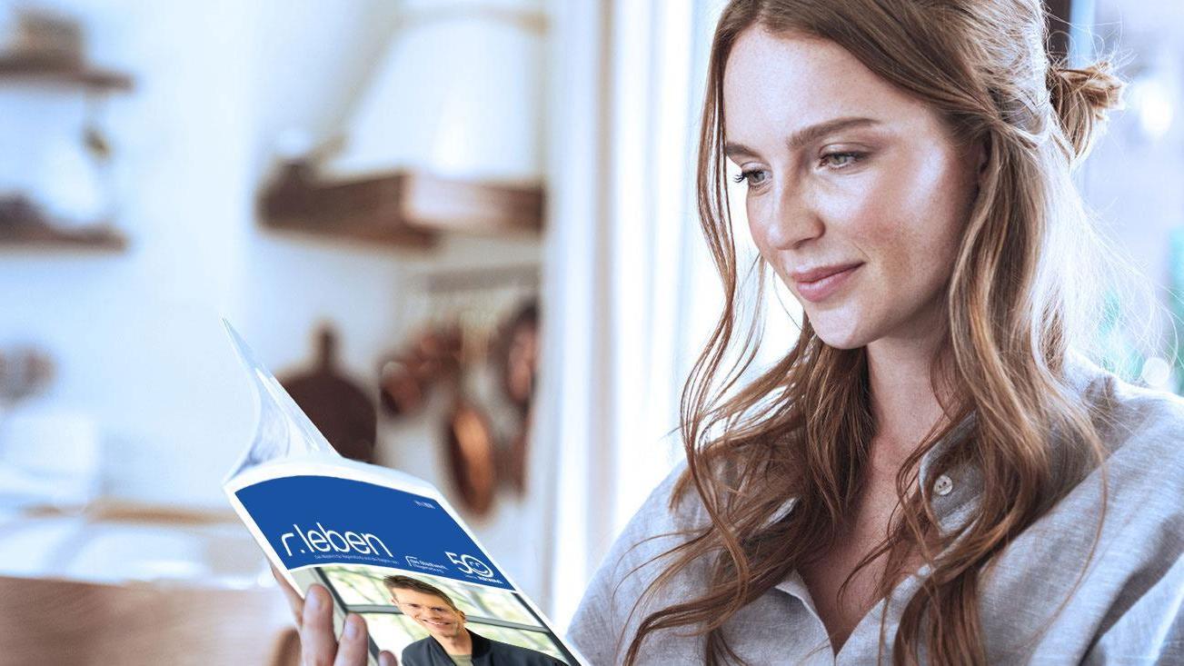 Frau ließt das Kundenmagazin r.leben