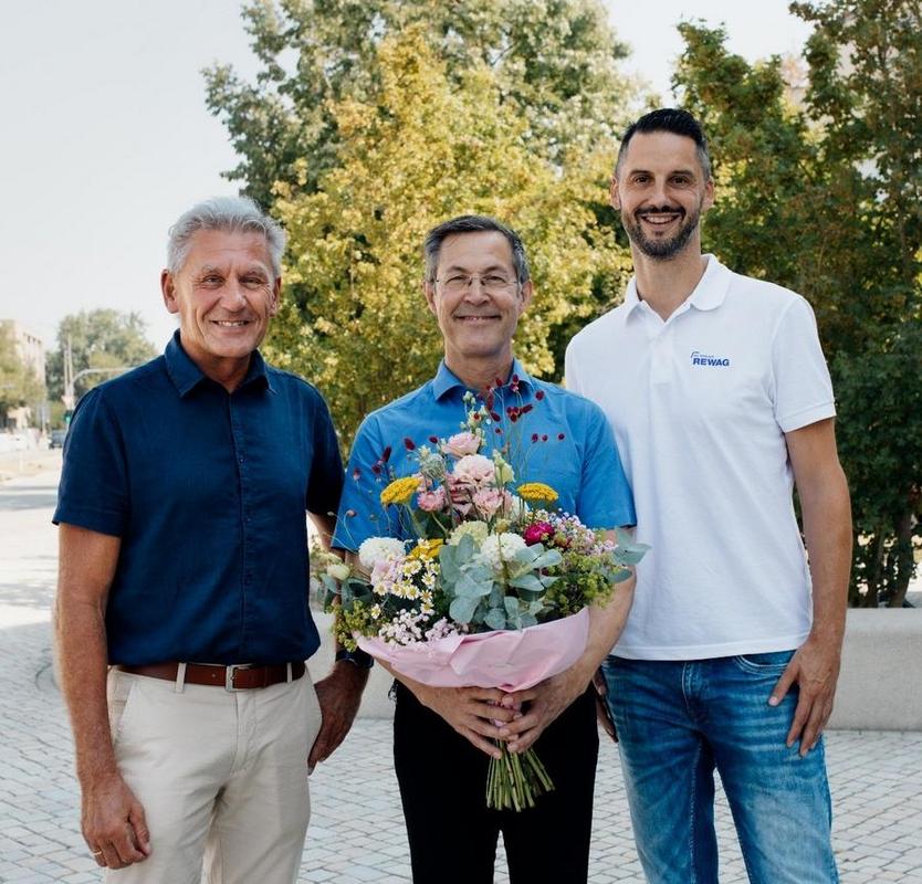 Thomas Kleinert (links) und Markus Fichtl (rechts) überreichten Blumen und einen Scheck über 4.000 Euro an Prof. Dr. Mark Berneburg von FSER e.V. 