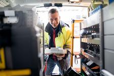 Ein Mitarbeiter arbeitet am Ziel 'Klimaneutral bis 2045'.