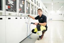 Ein REWAG-Mitarbeiter arbeitet am smarten Netz.