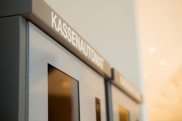Kassenautomat mit weißer Aufschrift 'KASSENAUTOMAT' an der Oberseite