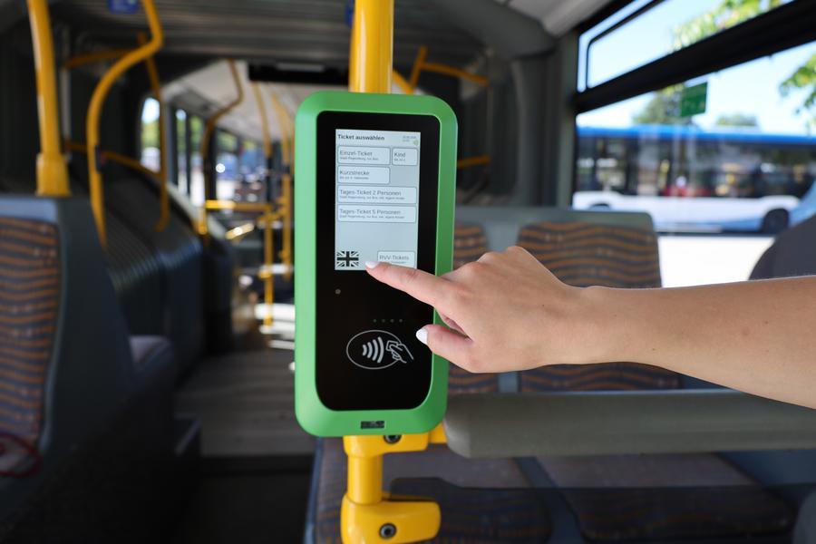 Ein digitales Ticket-Terminal ist in zwölf Bussen angebracht.